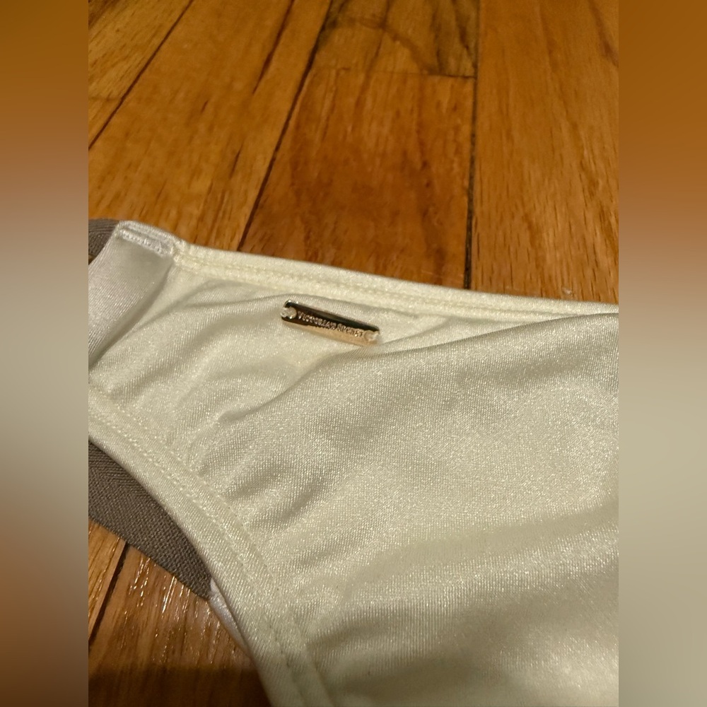 Victoria’s Secret off white bikini bottoms size medium - Picture 3 of 4